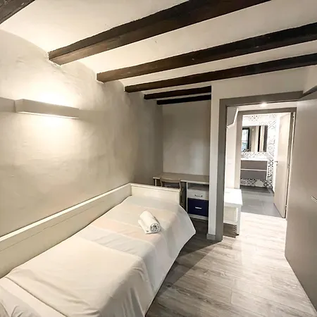 아파트 Old Town Duplex With Character