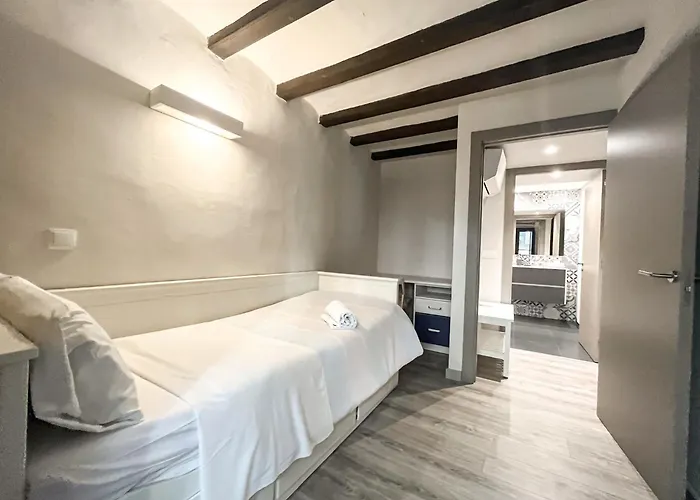 Апартаменты Old Town Duplex With Character *