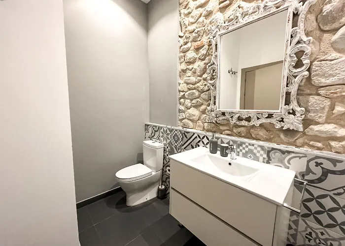 Old Town Duplex With Character Жирона